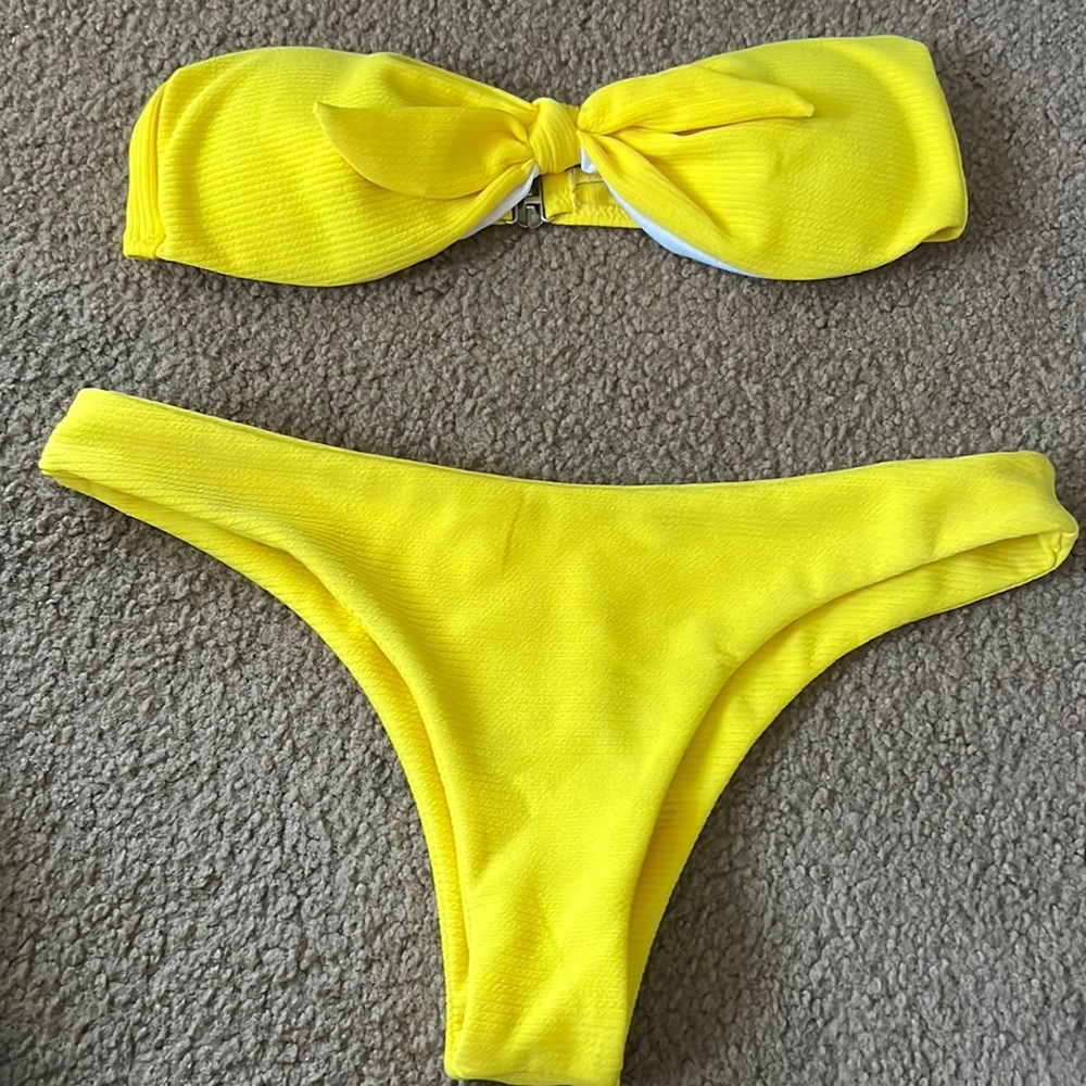 Yellow bikini. 🍋